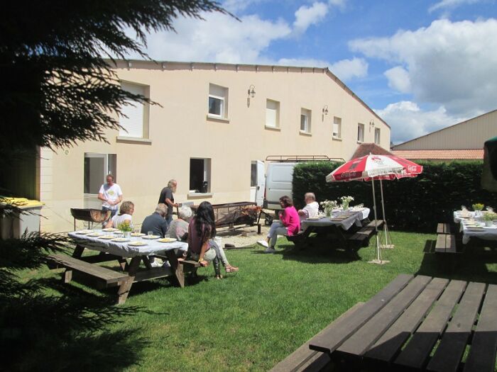Ferme équestre de Lagesse- Pelouse salle du manège ©Brunaud Paul-François