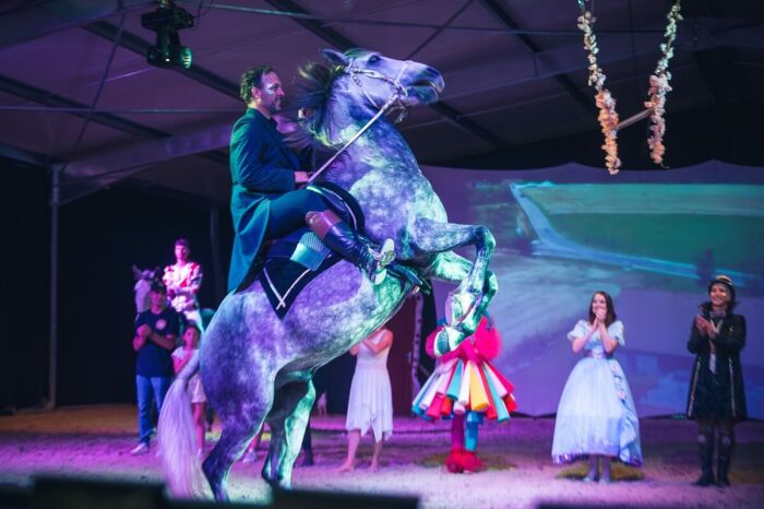 Théâtre équestre de champagne.jpg Le Bonheur des Gens