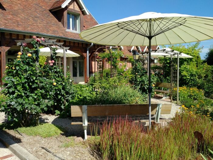 Parasol dans le jardin de la Bibliothèque municipale © Ville de Saint-André..jpg © Ville de Saint-André