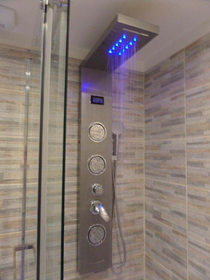 douche hydromassante.JPG ©GRADOS Jérôme et MARCILLY Julie