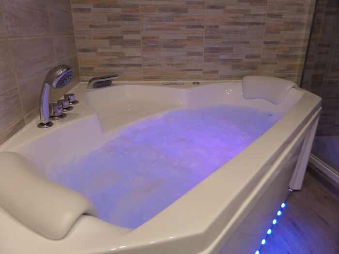 baignoire balnéo.JPG ©GRADOS Jérôme et MARCILLY Julie