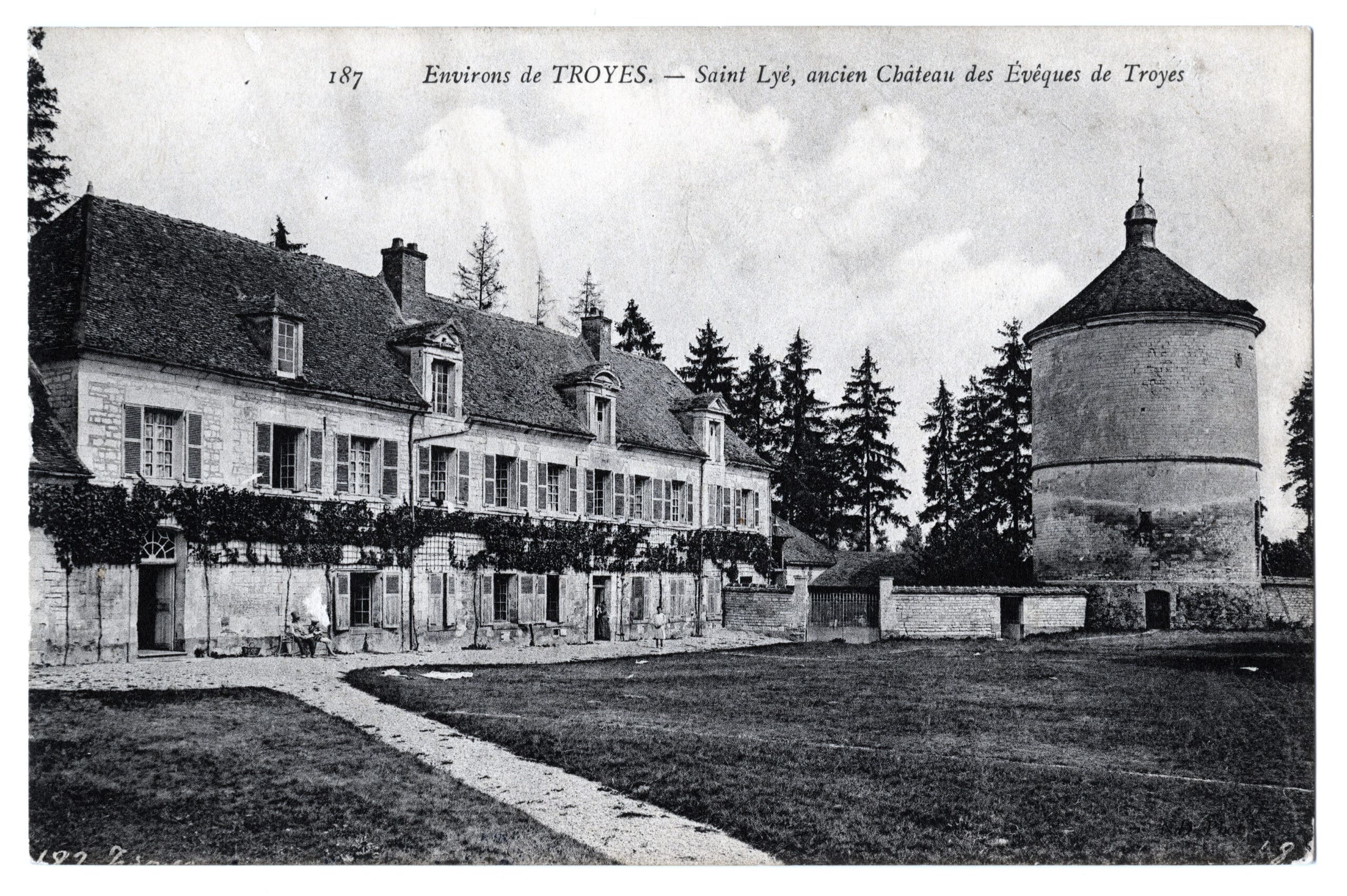 Carte postale de l’ancien château des évêques de Troyes à Saint-Lyé. S. d. (Arch. dép. Aube, 8 Fi 7199)